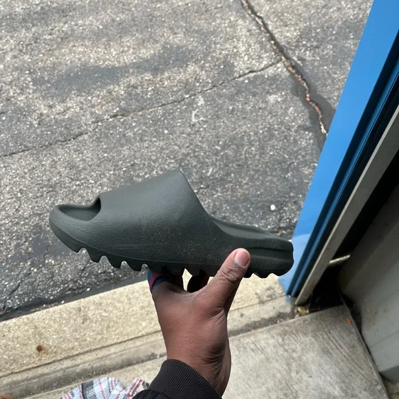 Yeezy Slides *Size 9 - Picture 3 of 6